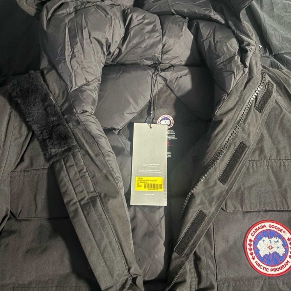 Canada Goose Men's Black Puffer Jacket - Picture 4 of 8